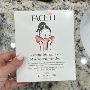 Face It makeup remover cloth